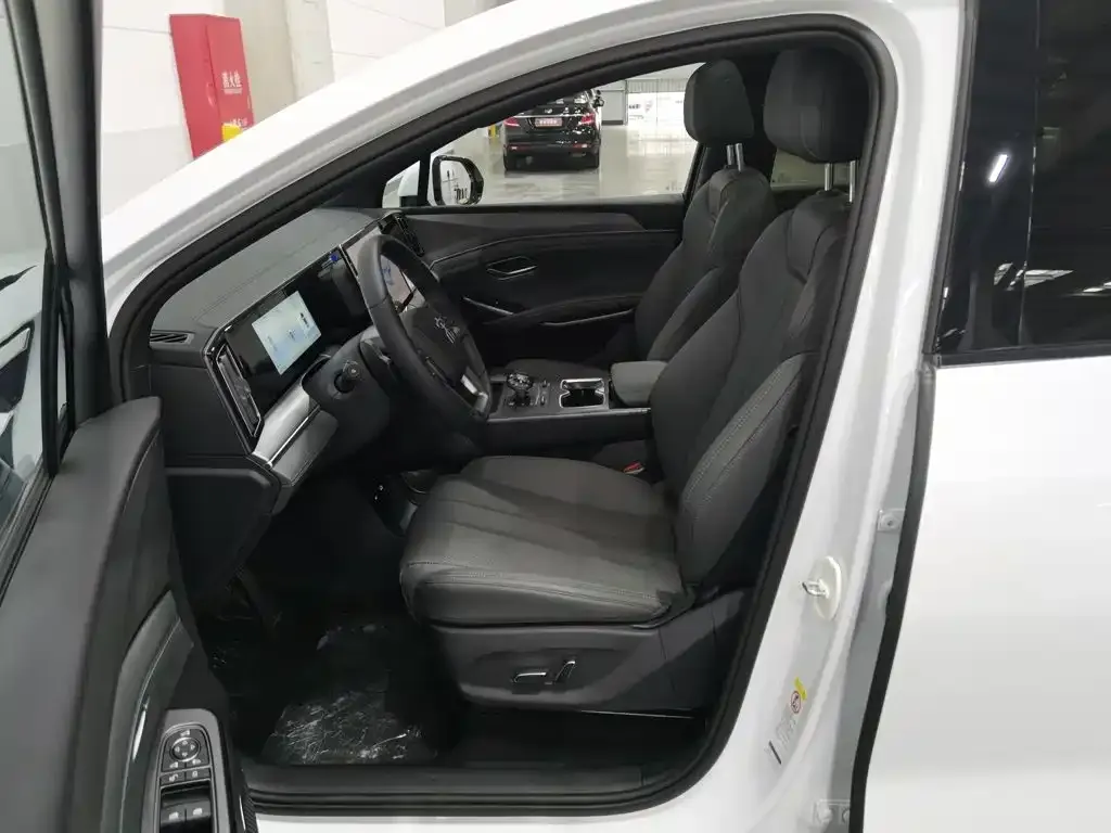 BYD L DM-i — фото 8