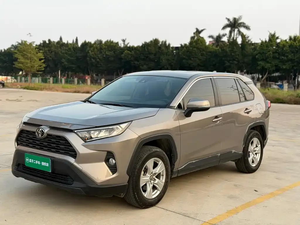 Toyota RAV4 — фото 1