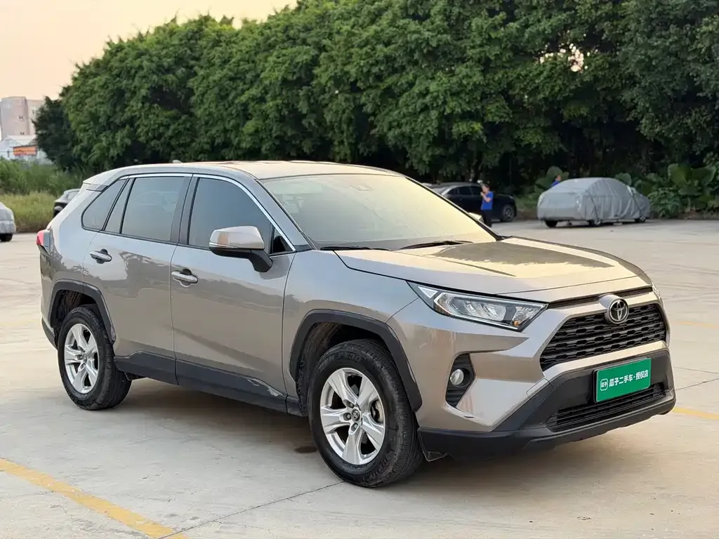 Toyota RAV4 — фото 7