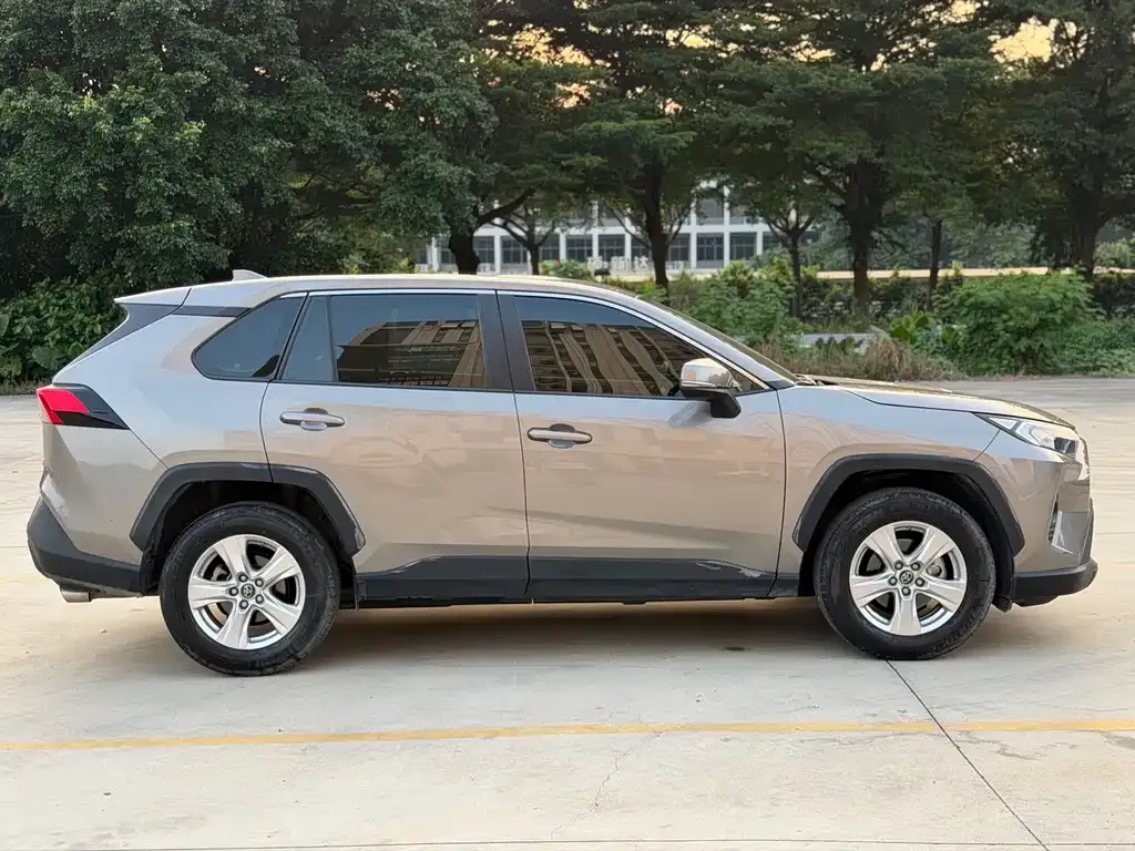 Toyota RAV4 — фото 4