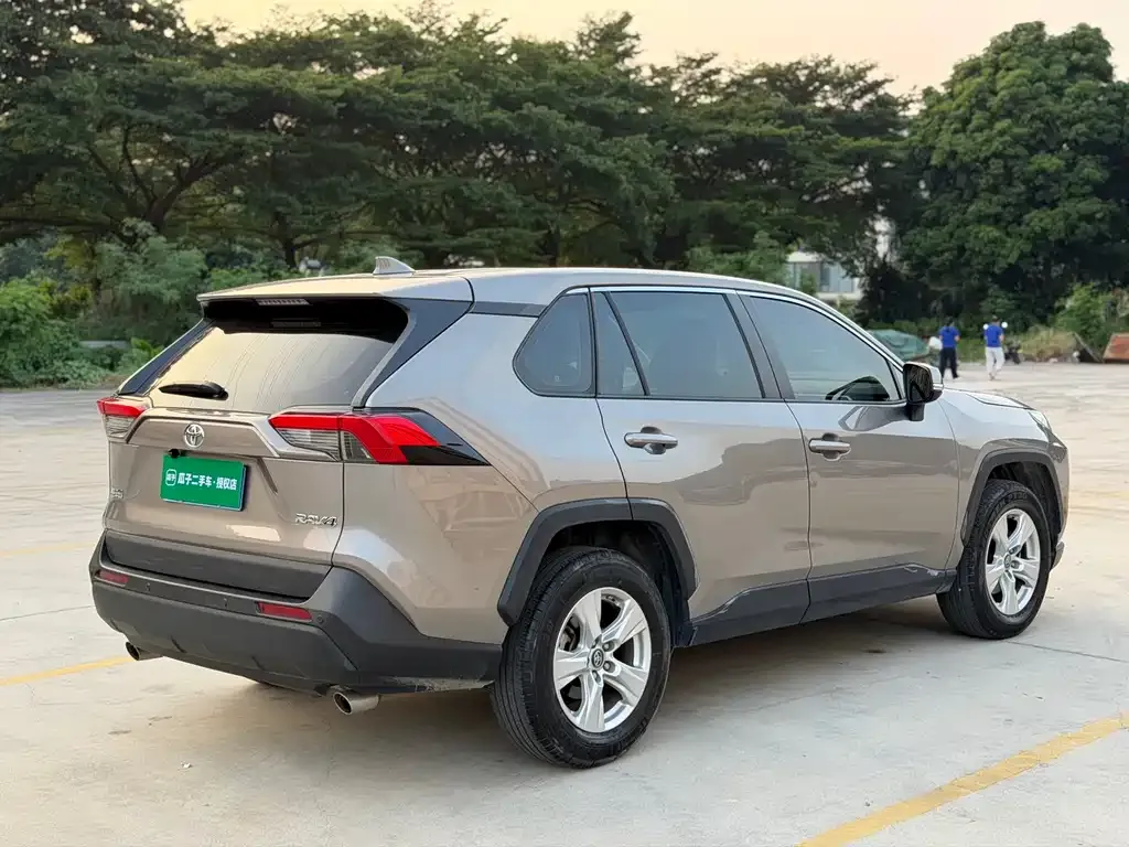 Toyota RAV4 — фото 10