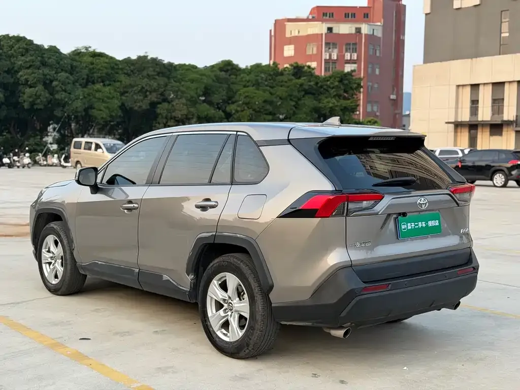 Toyota RAV4 — фото 9