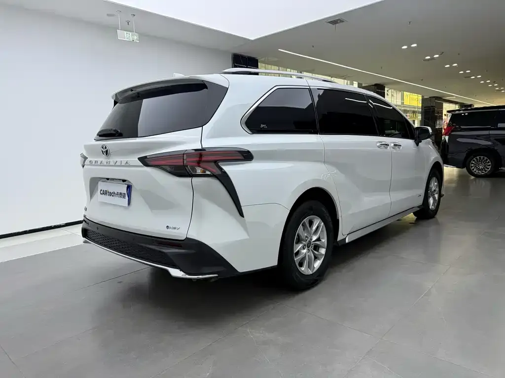 Toyota Granvia — фото 5