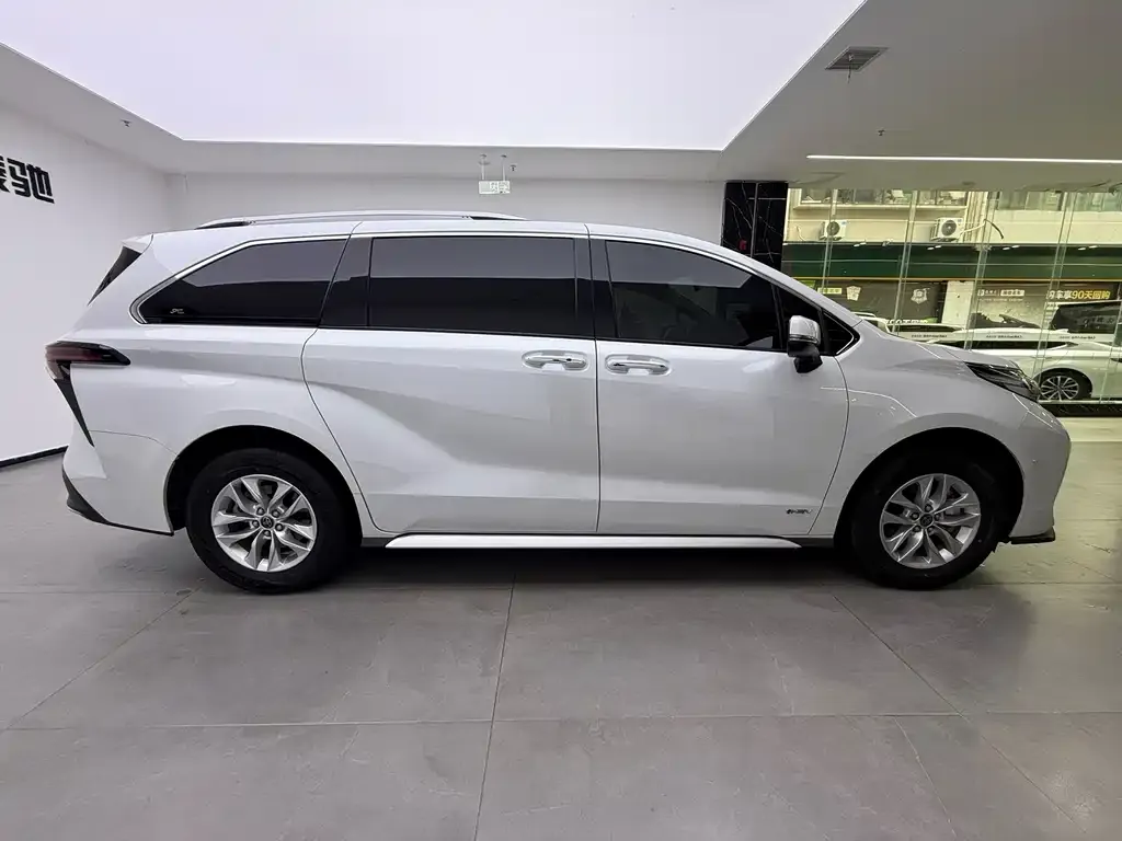 Toyota Granvia — фото 3