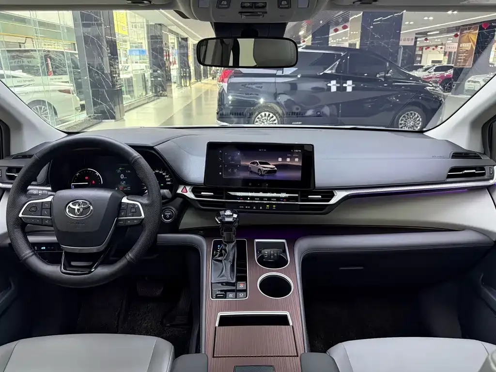 Toyota Granvia — фото 7