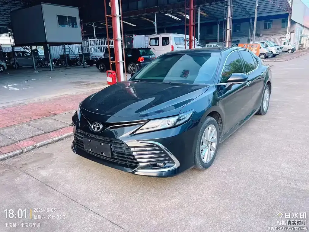 Toyota Camry — фото 1