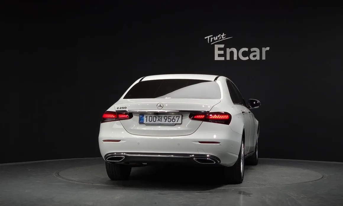 Mercedes-Benz E-Class — фото 2