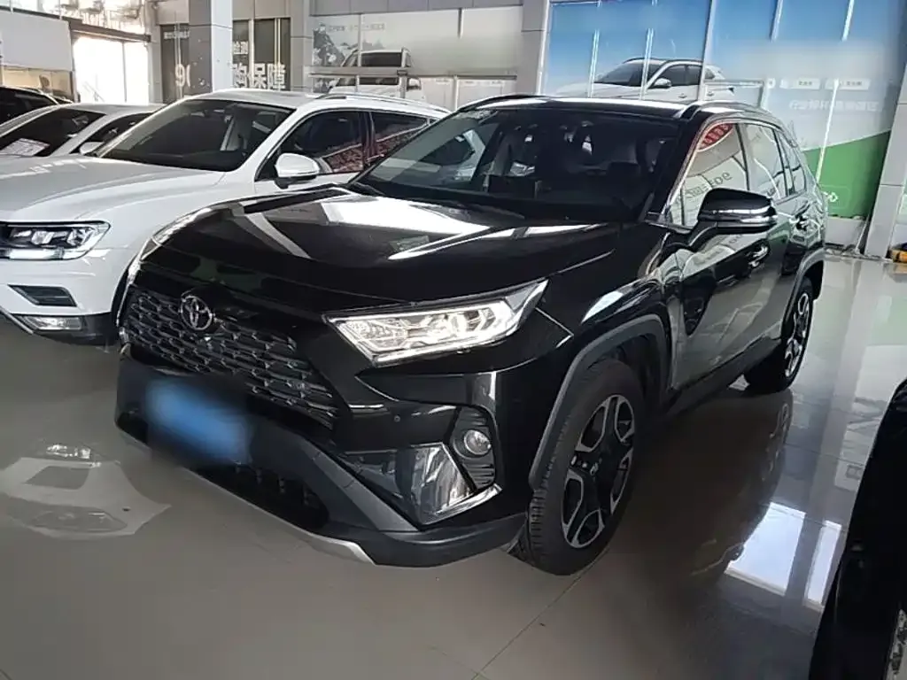Toyota RAV4 — фото 1