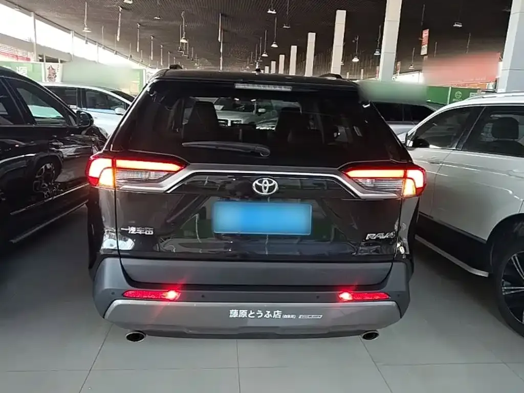 Toyota RAV4 — фото 8