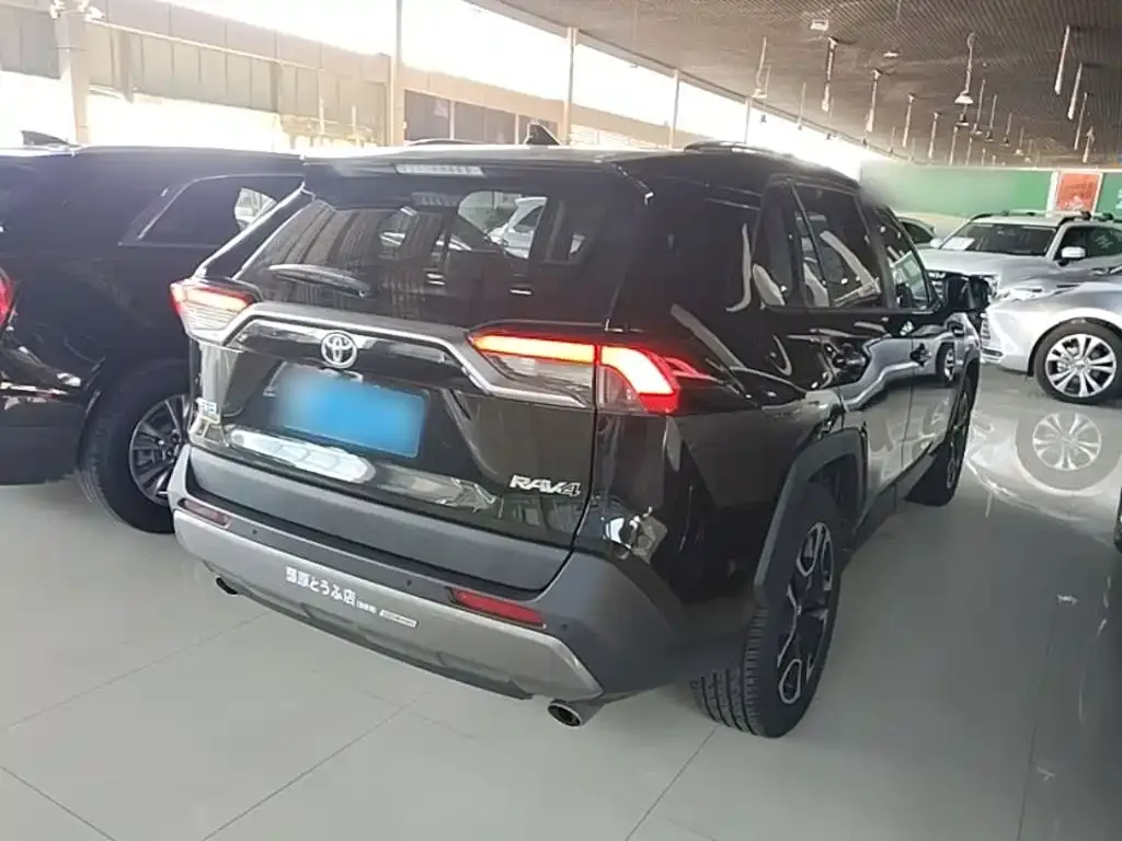 Toyota RAV4 — фото 10