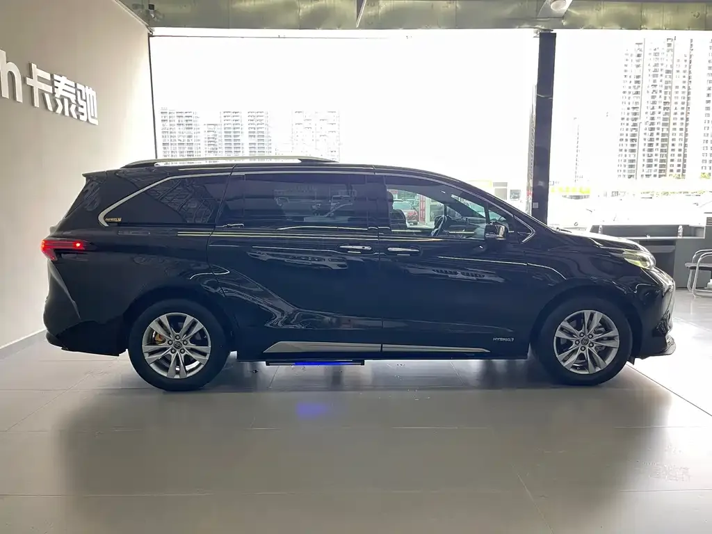 Toyota Sienna — фото 3