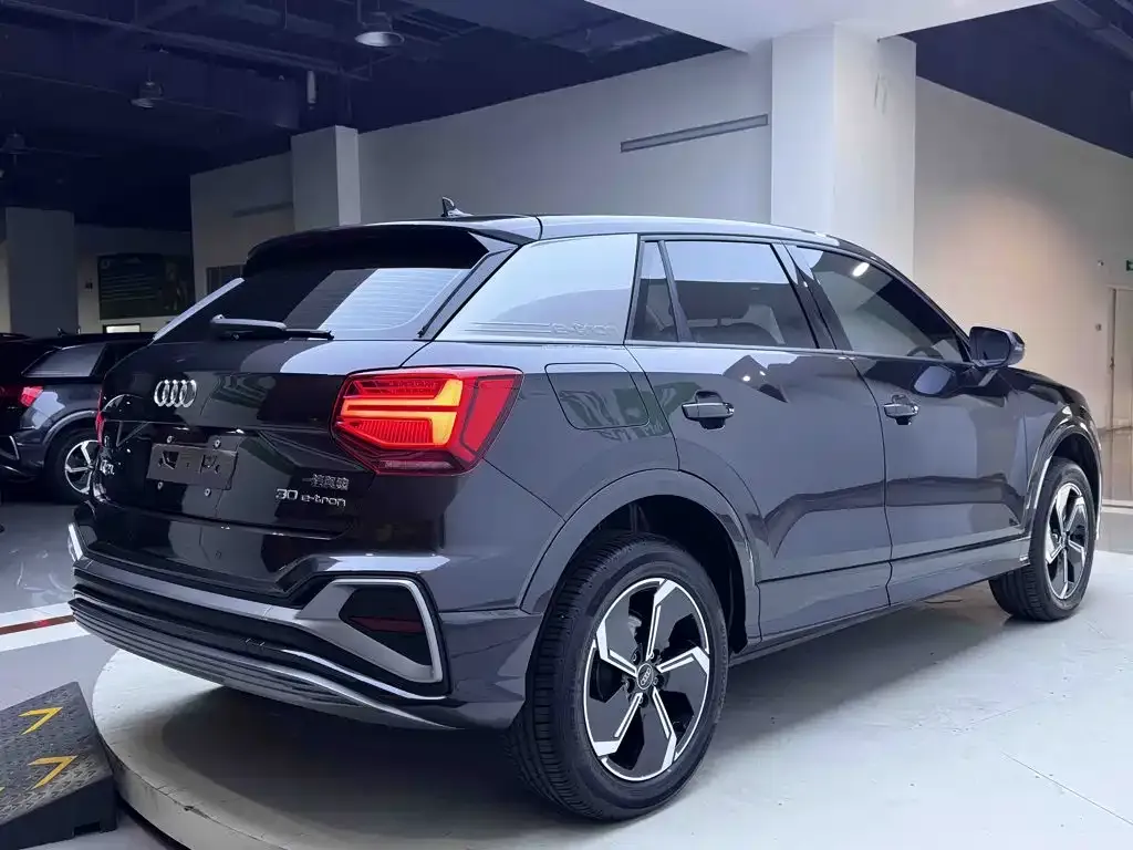 Audi Q2L e-tron — фото 6