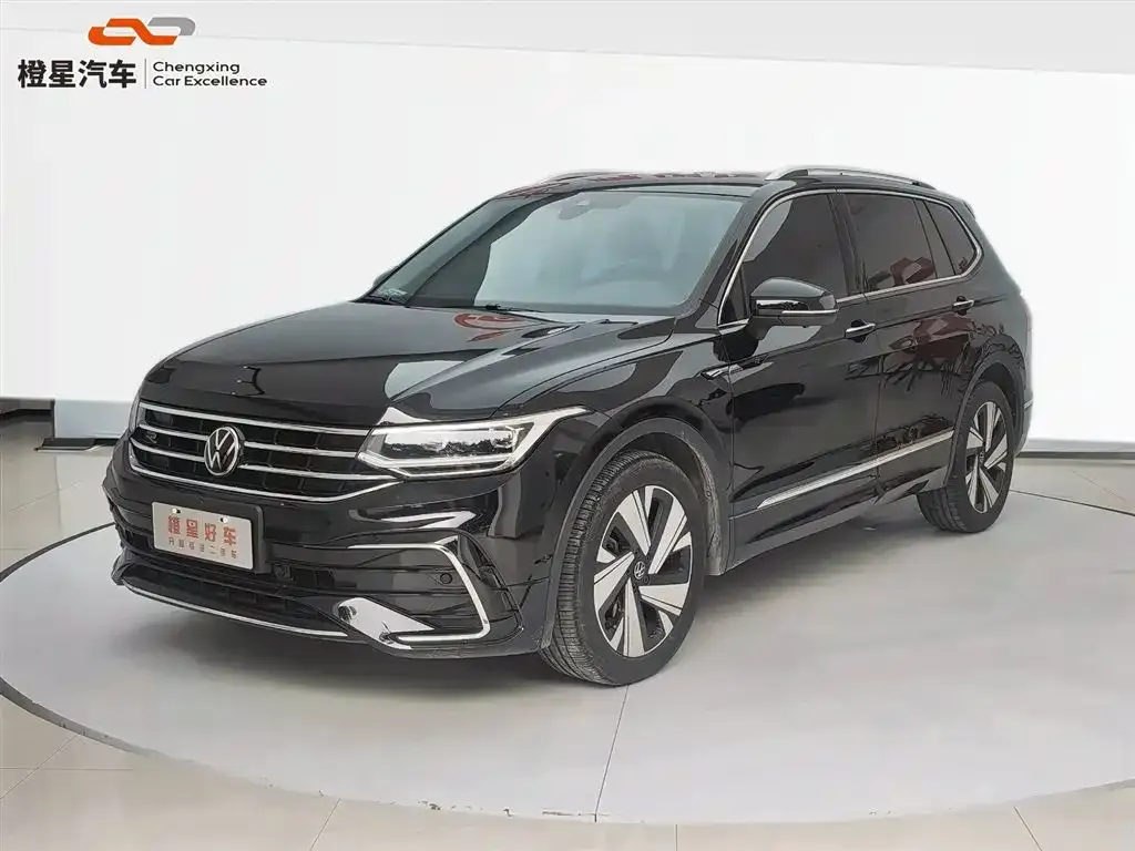 Volkswagen Tiguan L — фото 1