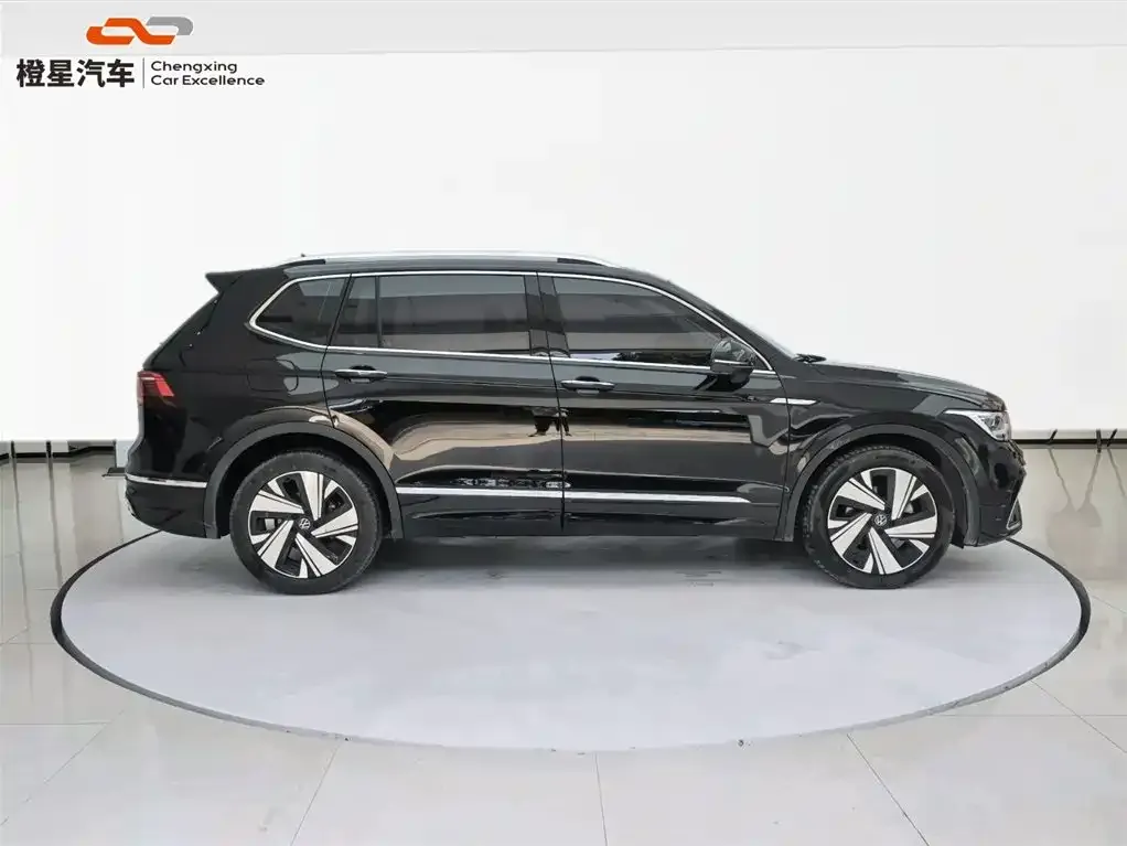Volkswagen Tiguan L — фото 2