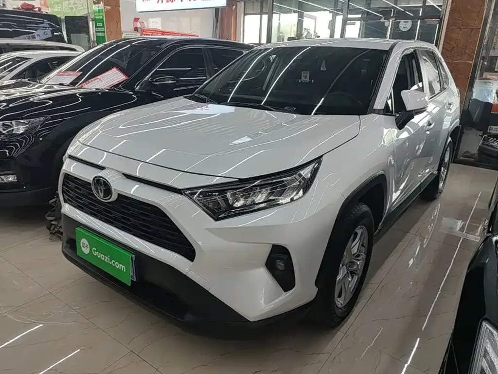 Toyota RAV4 — фото 1