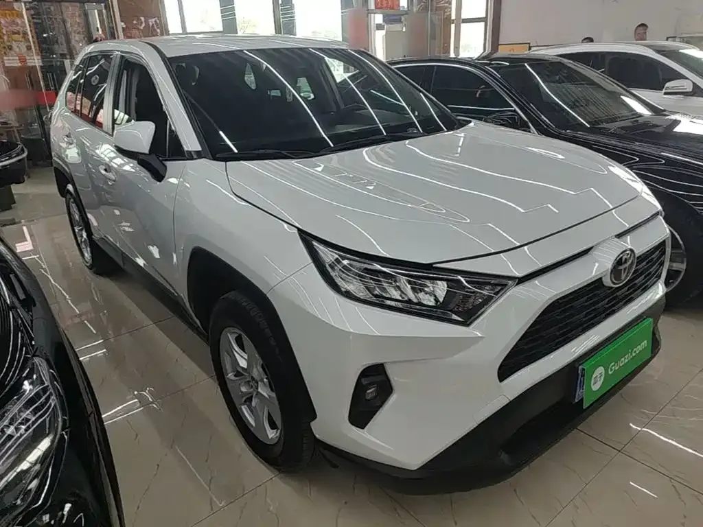 Toyota RAV4 — фото 3
