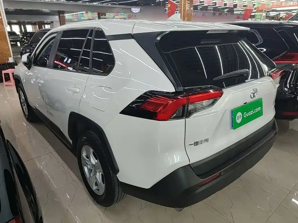 Toyota RAV4 — фото 8