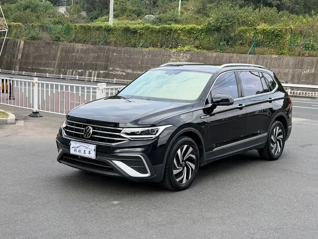 Volkswagen Tiguan L — фото 1