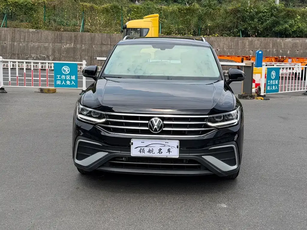 Volkswagen Tiguan L — фото 10