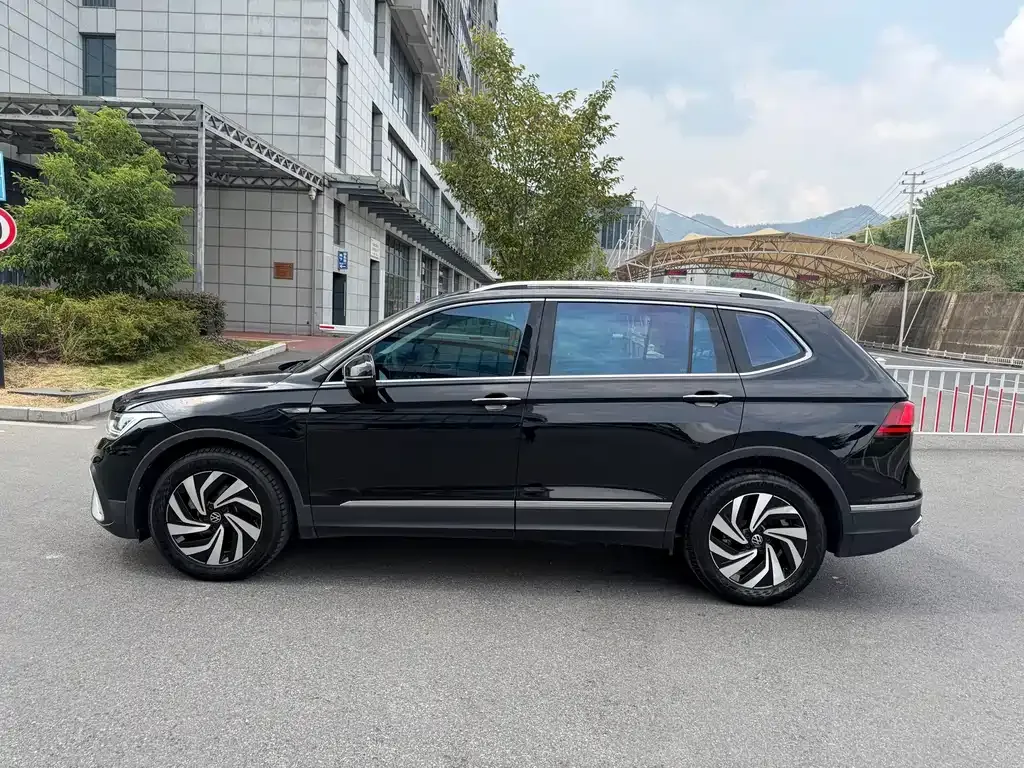 Volkswagen Tiguan L — фото 9