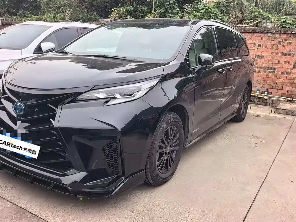 Toyota Sienna — фото 1