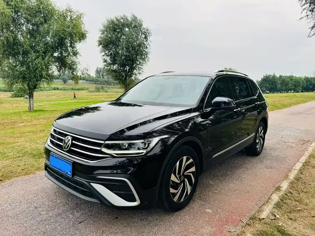 Volkswagen Tiguan L — фото 1