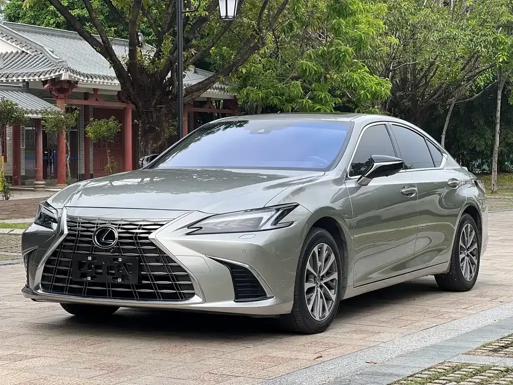 Lexus ES — фото 1