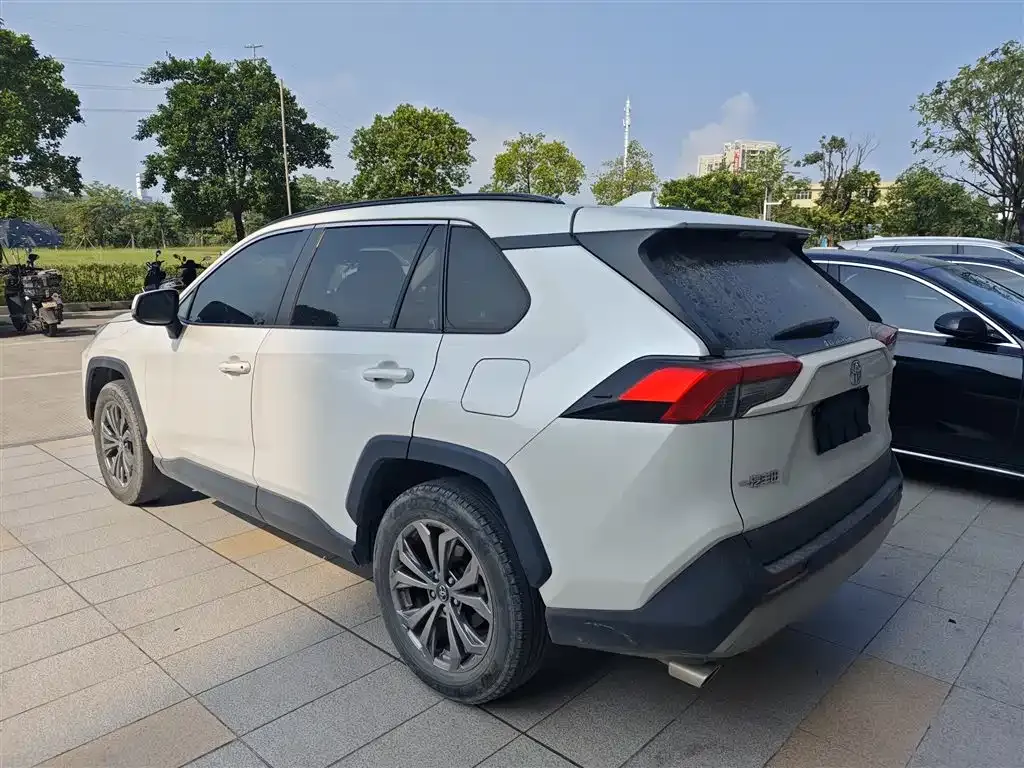 Toyota RAV4 — фото 8