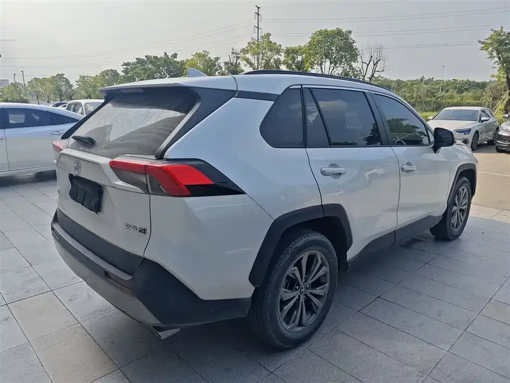 Toyota RAV4 — фото 9
