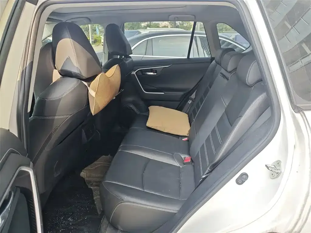 Toyota RAV4 — фото 2