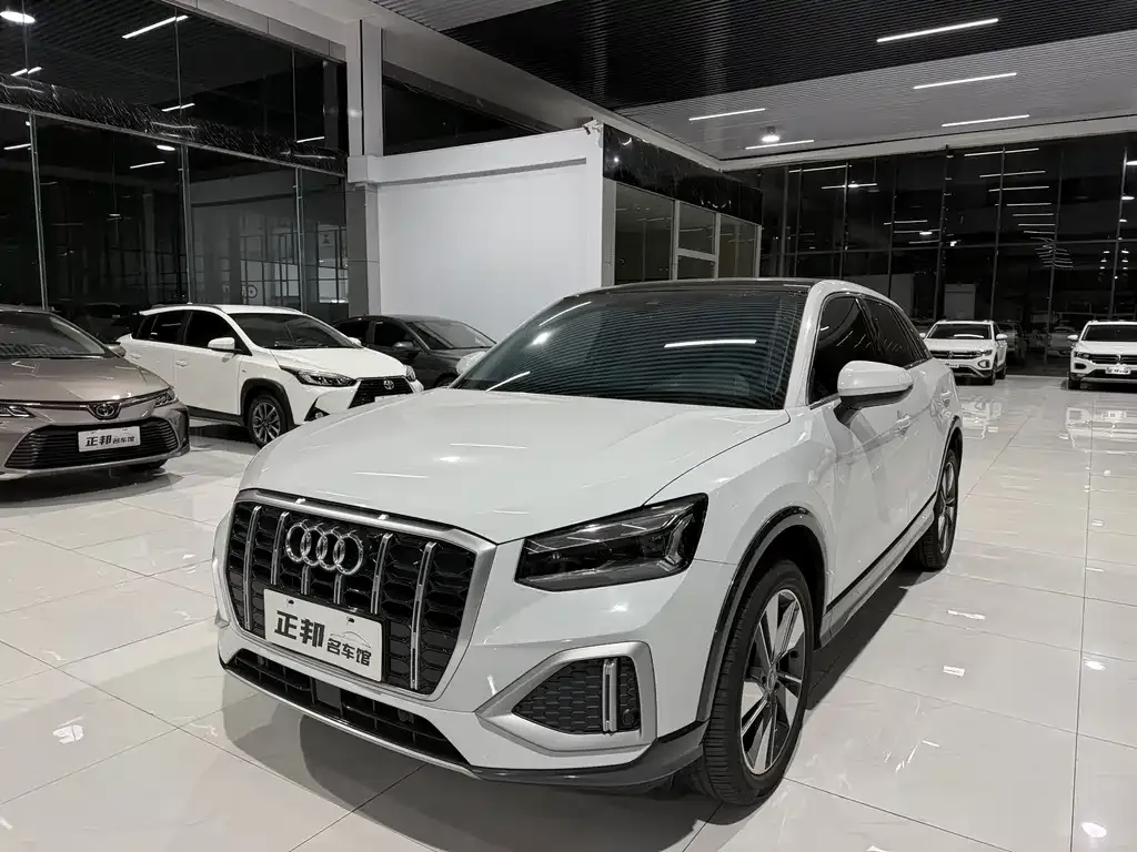 Audi Q2L — фото 1