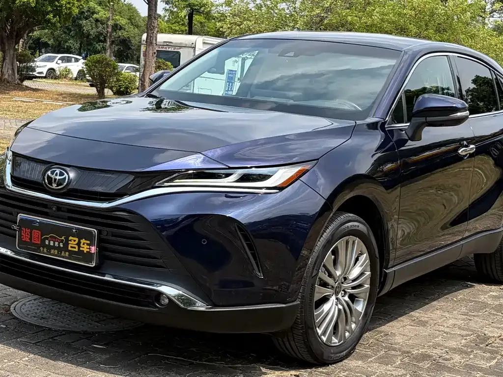 Toyota Harrier — фото 1