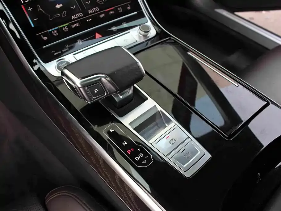Audi A8 — фото 5