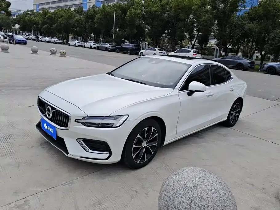 Volvo S60 — фото 1