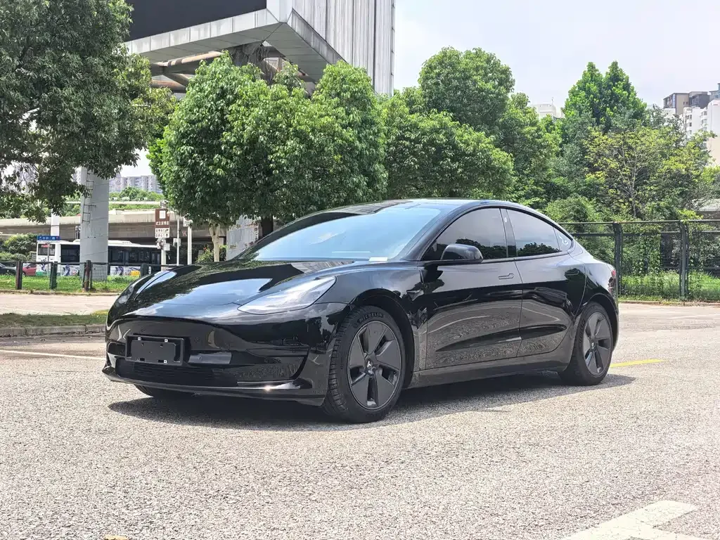 Tesla Model 3 — фото 1