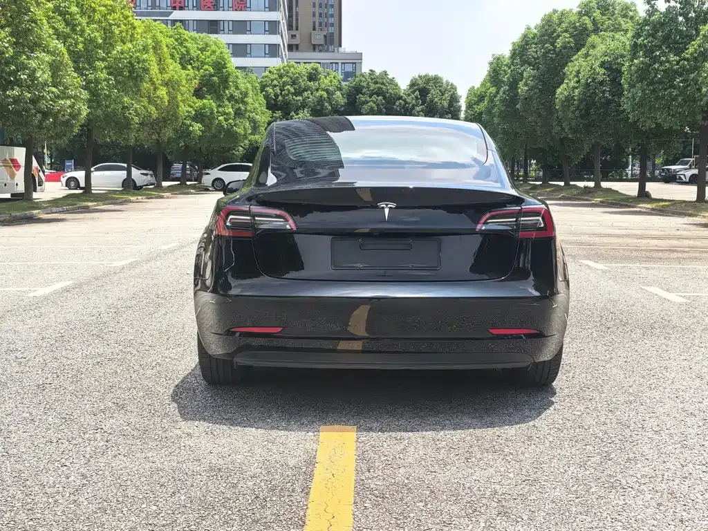 Tesla Model 3 — фото 10
