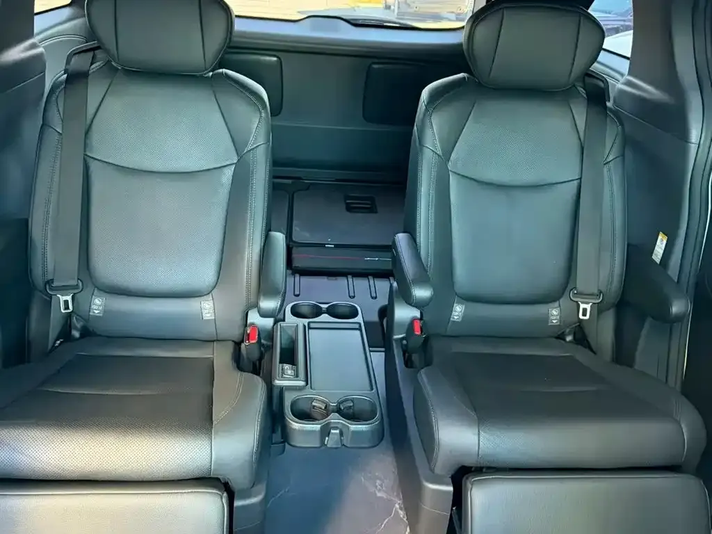 Toyota Sienna — фото 6