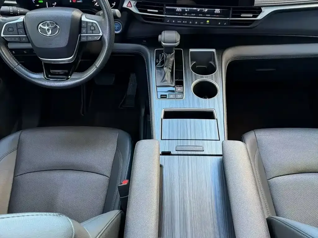 Toyota Sienna — фото 7