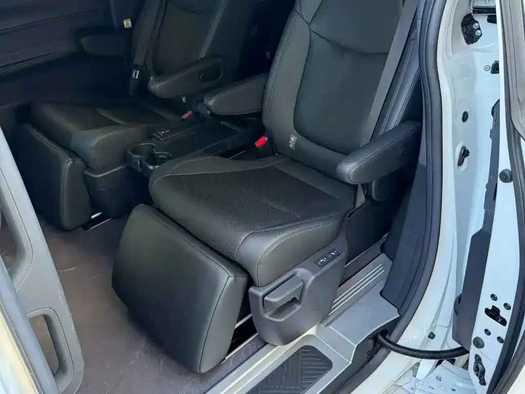 Toyota Sienna — фото 2