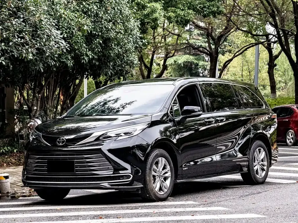 Toyota Sienna — фото 1