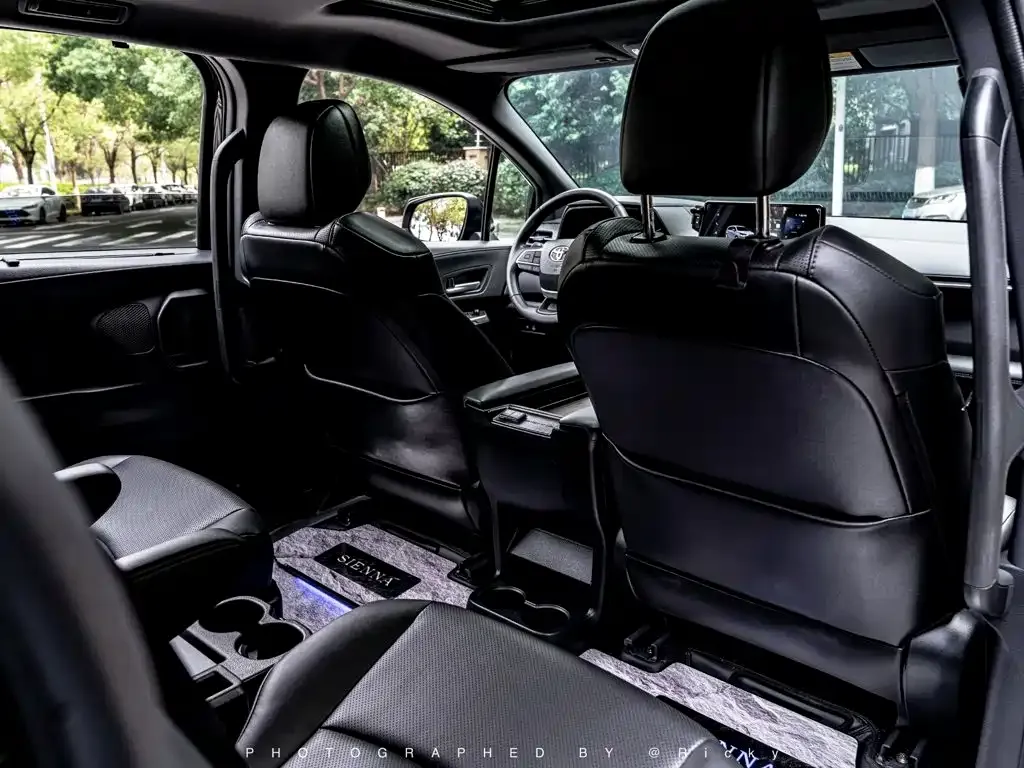 Toyota Sienna — фото 4