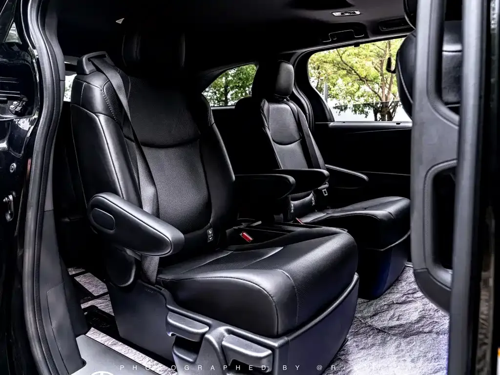 Toyota Sienna — фото 9