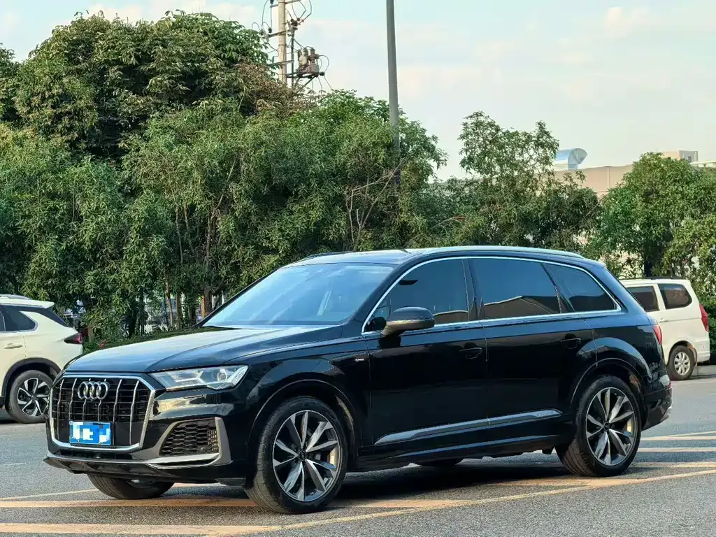Audi Q7 — фото 1