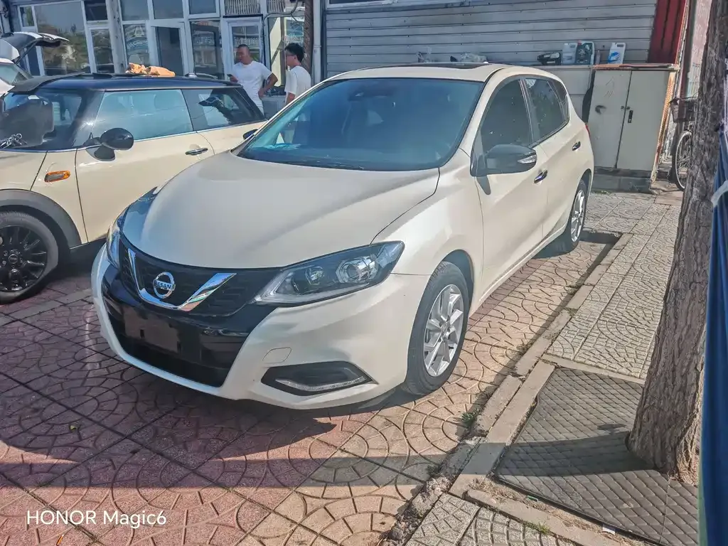 Nissan Tiida — фото 1
