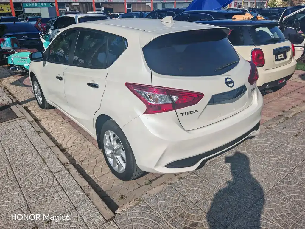 Nissan Tiida — фото 4
