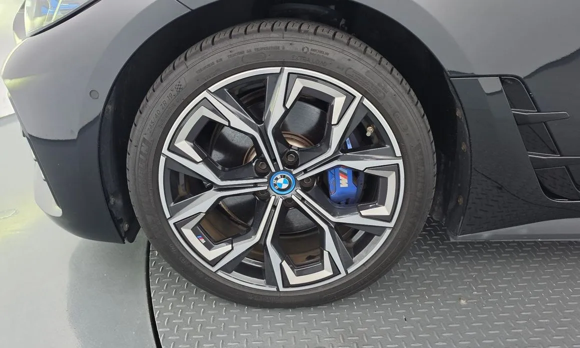 BMW i4 — фото 7