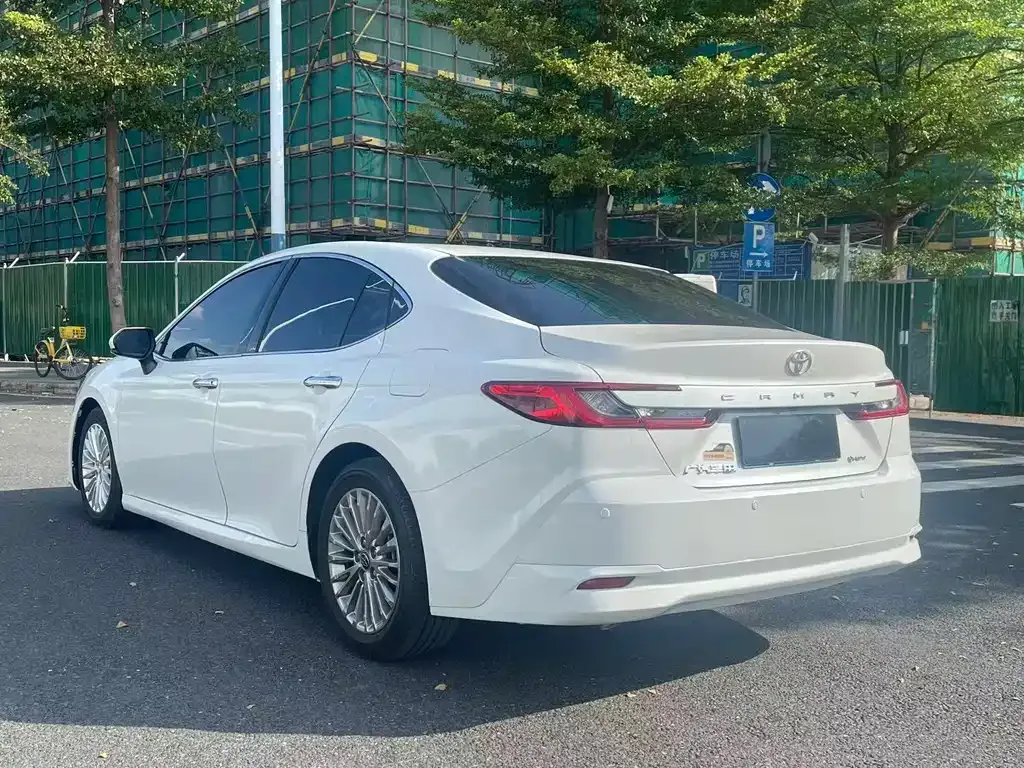 Toyota Camry — фото 10