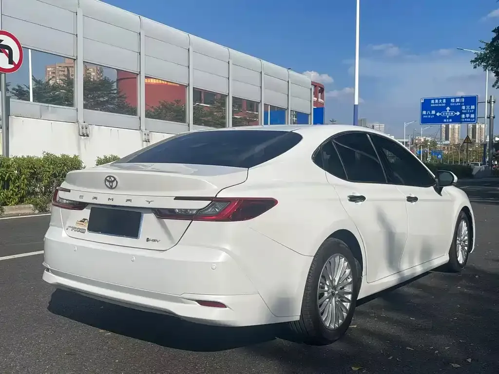 Toyota Camry — фото 3