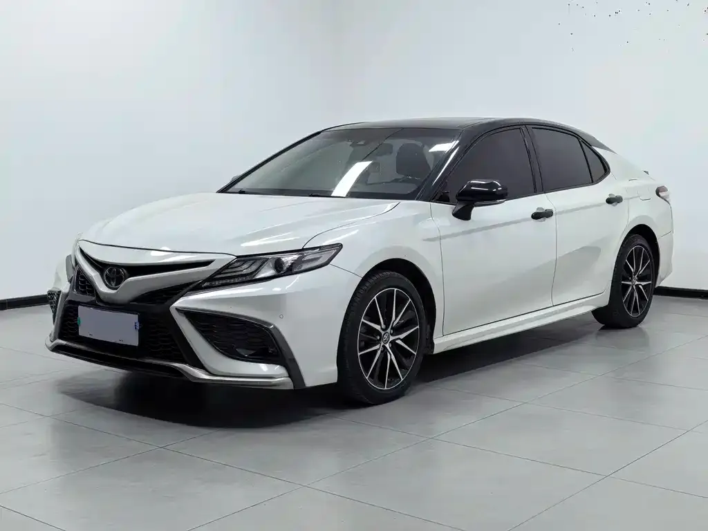 Toyota Camry — фото 1