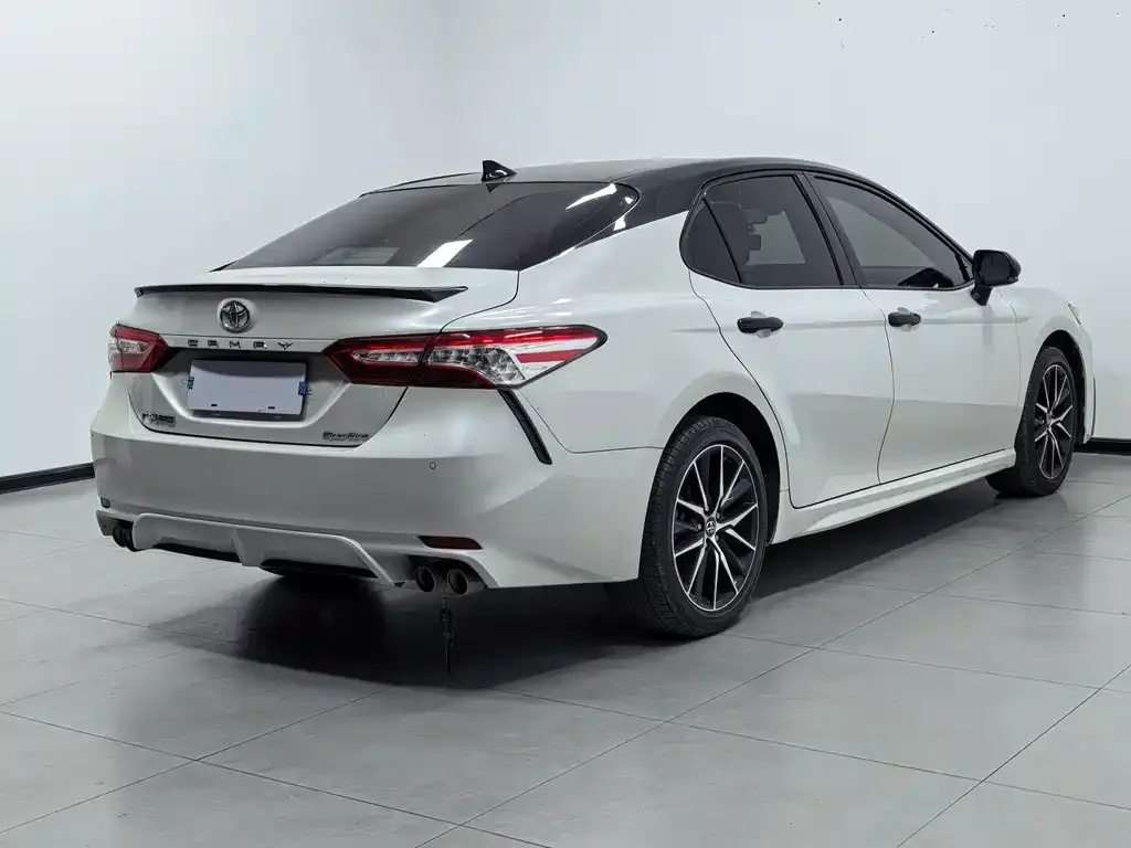 Toyota Camry — фото 6